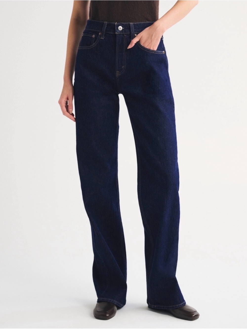 Abercrombie and Fitch 90s High Rise Relaxed Jean in Dark Rinse size 14/32